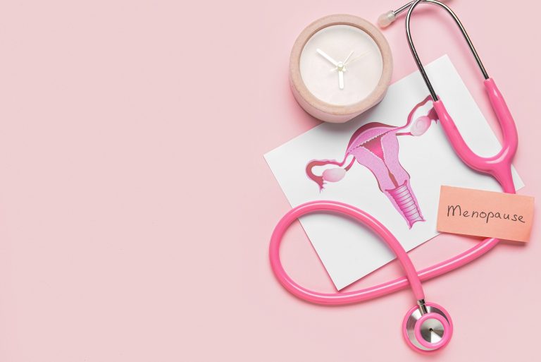 Flatlay-Darstellung Menopause auf pinkem Hintergrund